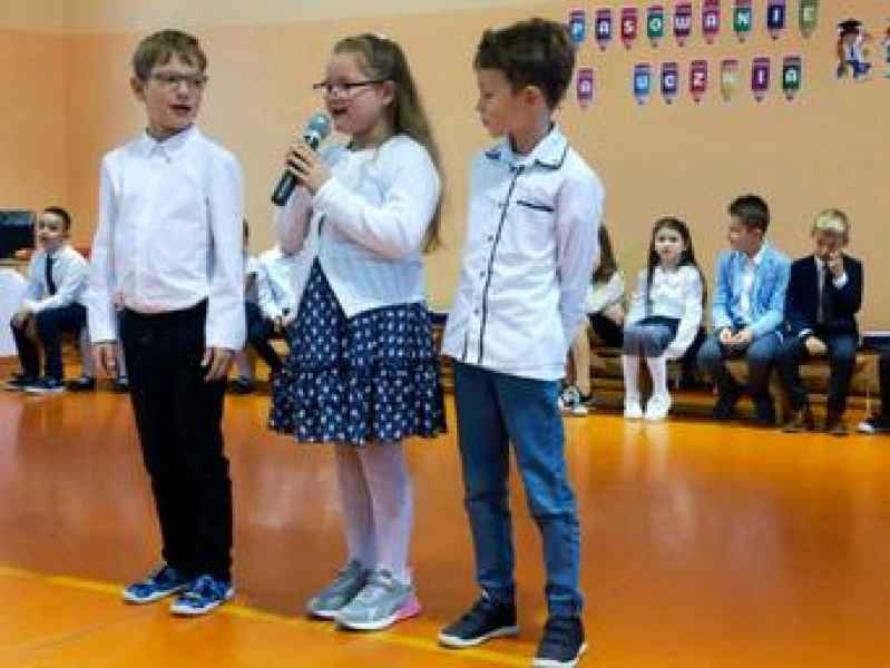 Uczniowie zaprezentowali się recytując wiersze i śpiewając piosenki