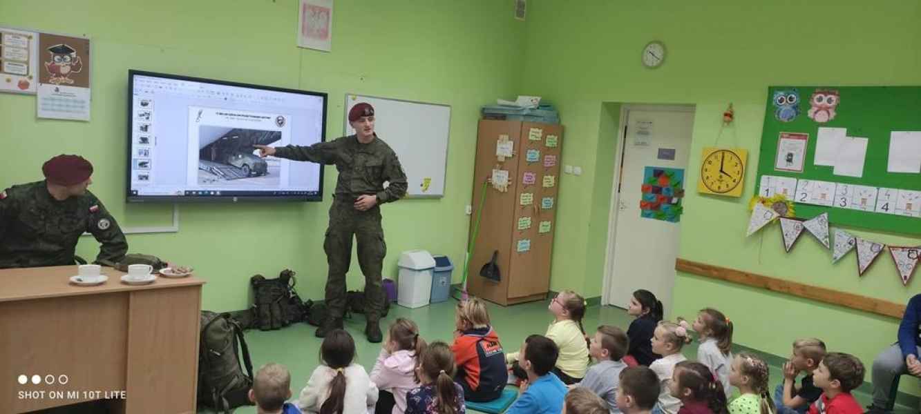 żołnierze opowiadają o swojej pracy oraz wyposażeniu polskiej armii