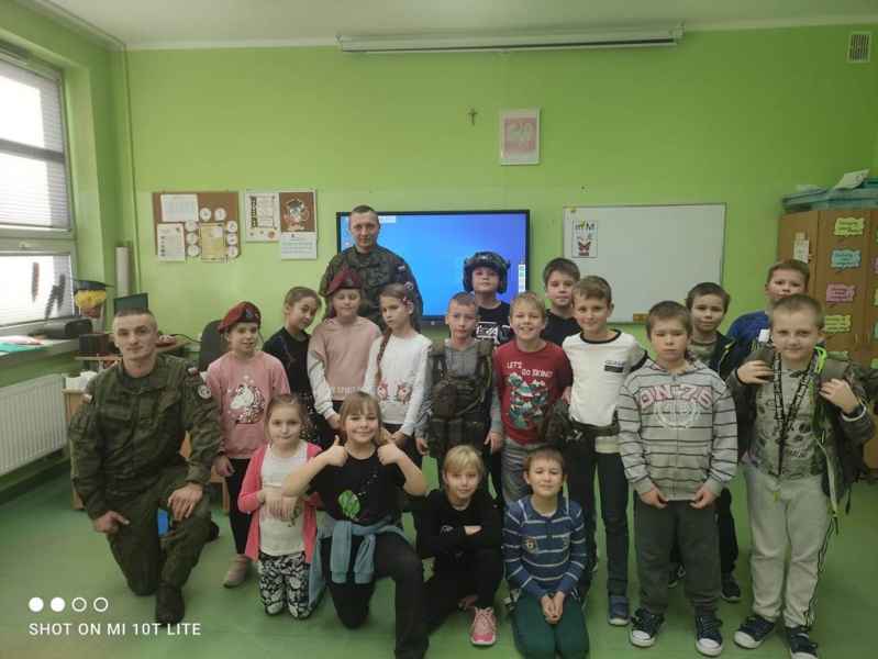 uczniowie klasy 3a z żołnierzami 18 Bielskiego Batalionu Powietrznodesantowego