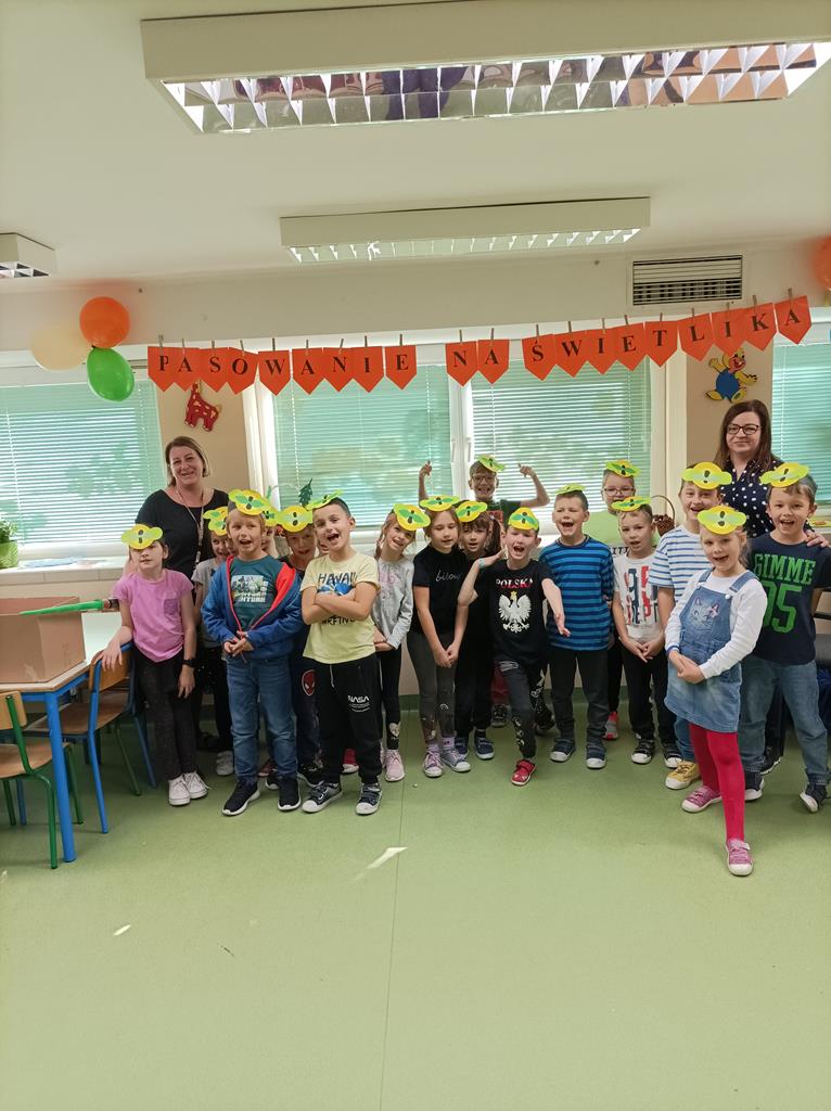 Na zdjęciu dzieci czekają na pasowanie na świetlika