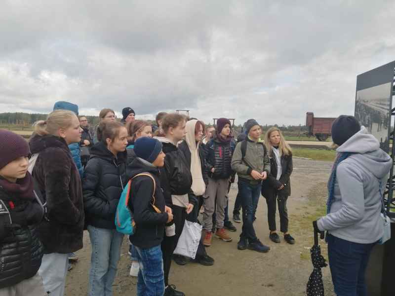 Uczniowie słuchali o sposobach selekcji więźniów na terenie Birkenau