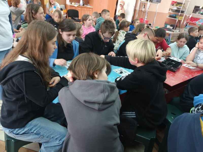 klasa 7 na zajęciach z fizyki
