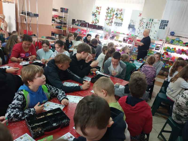 klasa 7 na zajęciach z fizyki