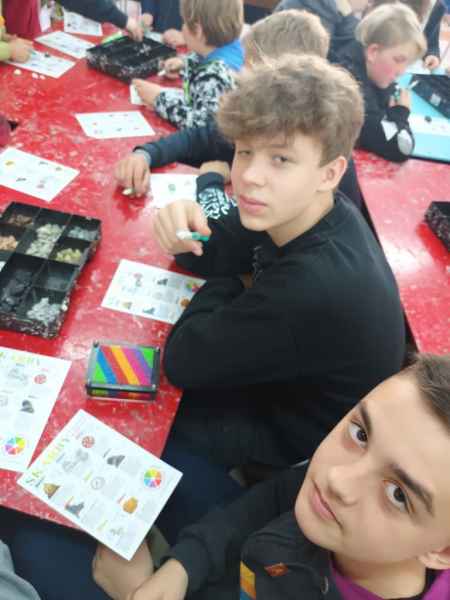 klasa 7 na zajęciach z fizyki