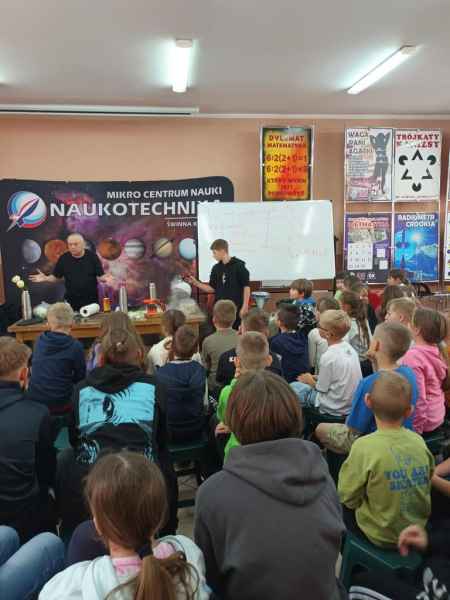 klasa 7 na zajęciach z fizyki
