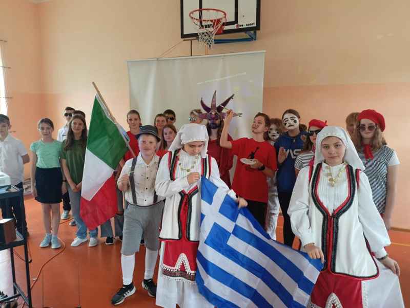 przedstawiciele klas w europejskich strojach