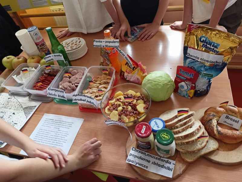 stół z niemieckimi przekąskami