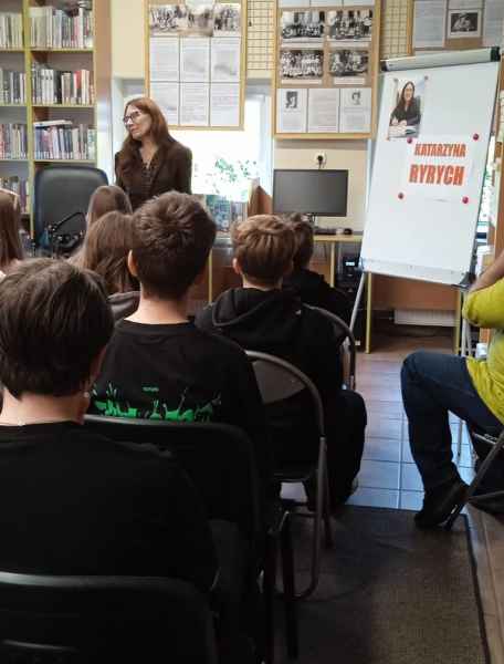 Klasa 7a i 7b na spotkaniu w bibliotece