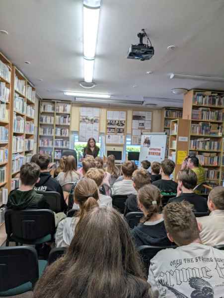 Klasa 7a i 7b na spotkaniu z Katarzyną Ryrych