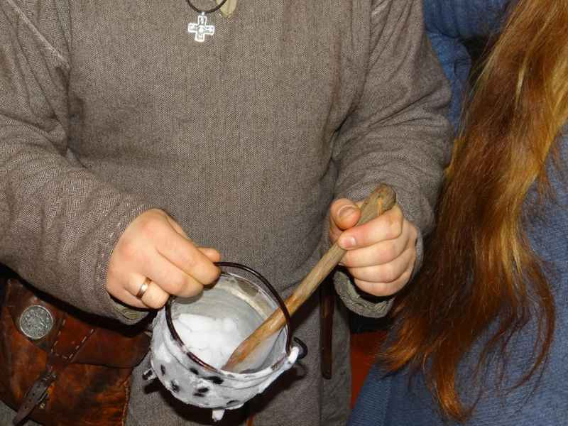 archeolog tłumaczy jak wykonać kipiącą parę w naczyniu
