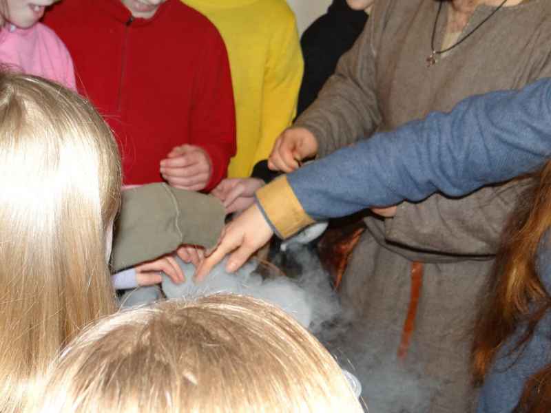 dłonie uczniów klasy IV dotykają pary kipiącej z naczynia