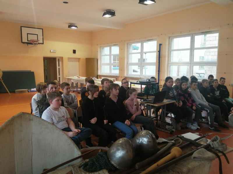 klasa 6 i 7 podczas prelekcji - warsztaty rycerskie