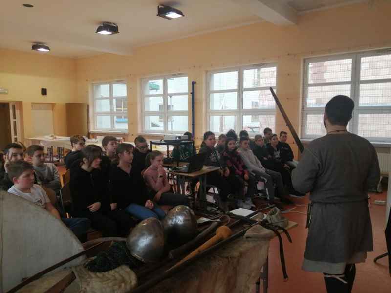 klasa 6 i 7 podczas prelekcji - warsztaty rycerskie
