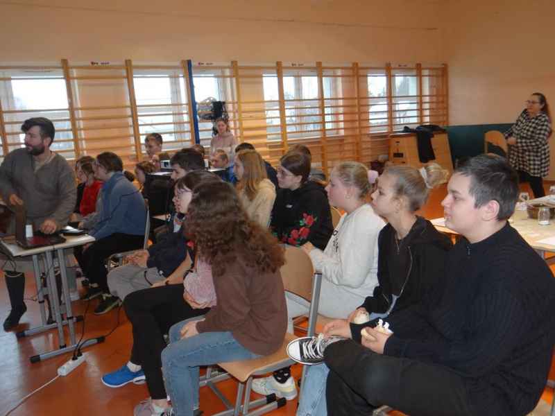 klasa VIII podczas prelekcji o zielarstwie