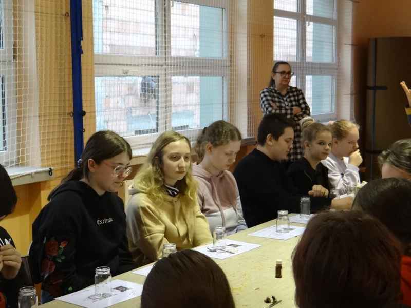 klasa VIII podczas warsztatów zielarskich