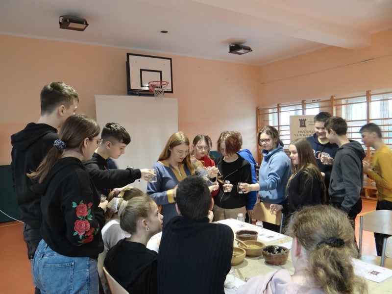 klasa VIII wykonuje zielarskie sole kąpielowe