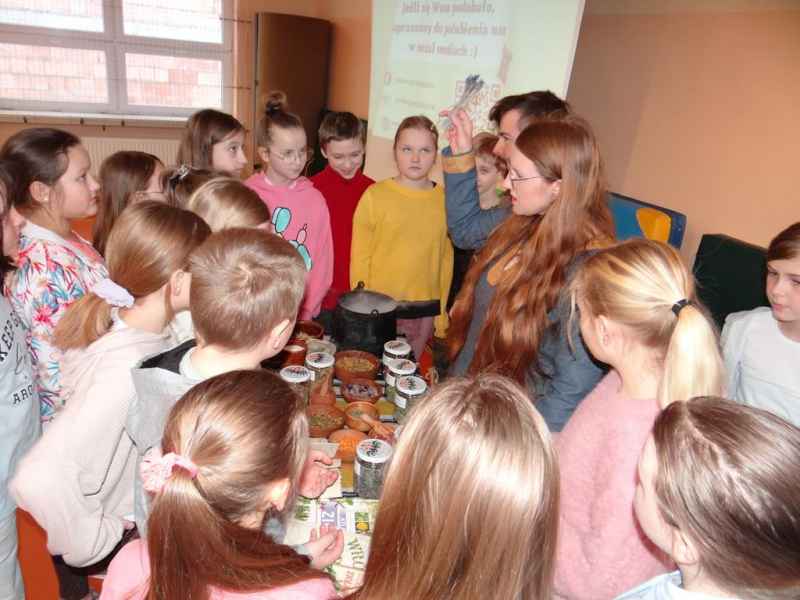 uczniowie klasy IV poznają wiedzę zielarską