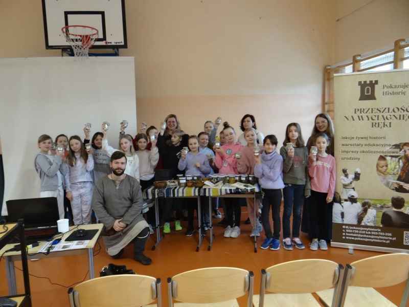 zdjęcie grupowe klasy IV z wykonanymi pracami