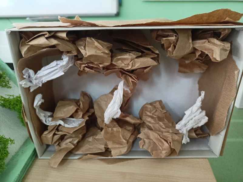 model jaskini z kartonu i papieru