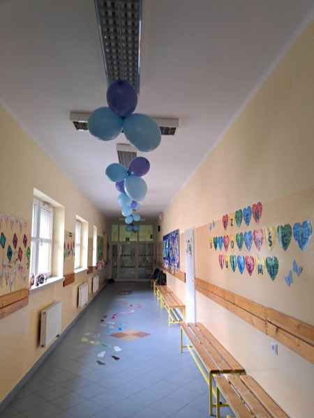 dekoracja korytarza szkoły - obchody Światowego dnia Świadomości Autyzmu