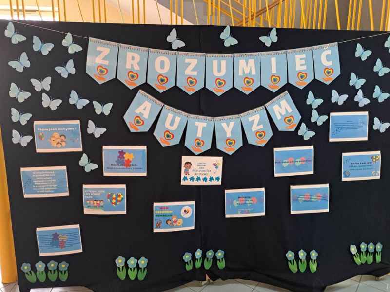 dekoracja korytarza szkoły - tablica - obchody Światowego dnia Świadomości Autyzmu