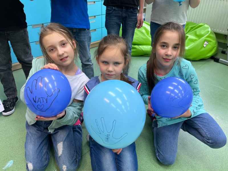uczniowie kl.2a - obchody Światowego dnia Świadomości Autyzmu