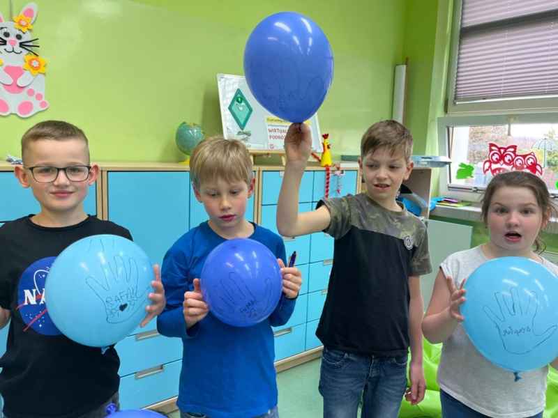 uczniowie kl.2a - obchody Światowego dnia Świadomości Autyzmu