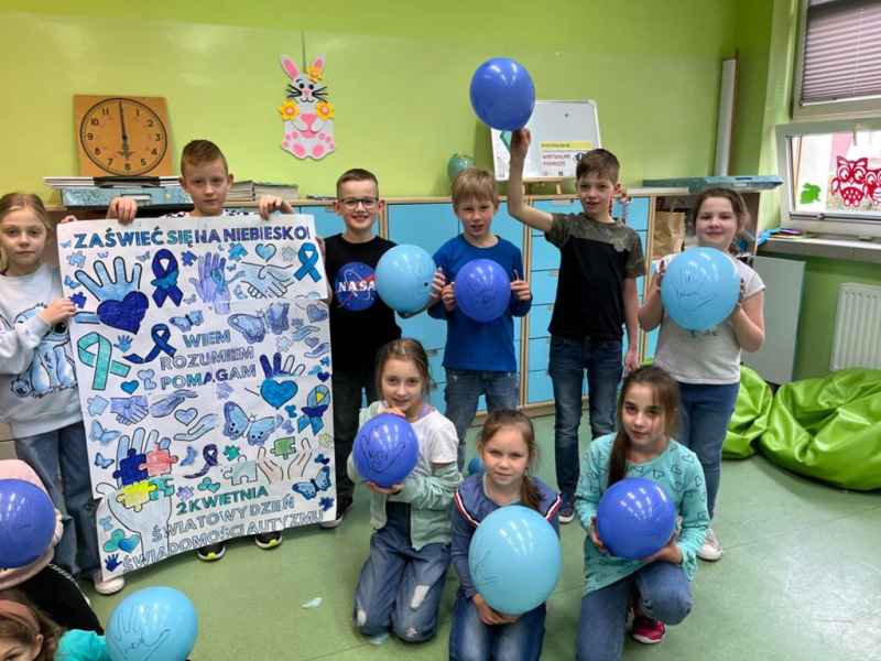 uczniowie kl.2a - obchody Światowego dnia Świadomości Autyzmu