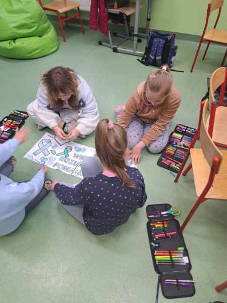 uczniowie kl.2b - obchody Światowego dnia Świadomości Autyzmu