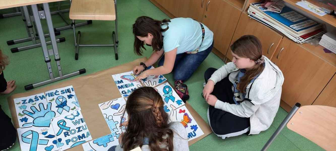 uczniowie kl.5a - obchody Światowego dnia Świadomości Autyzmu
