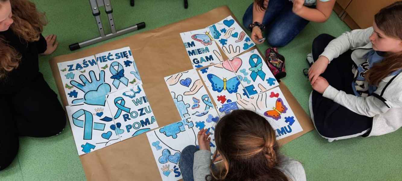uczniowie kl.5a - obchody Światowego dnia Świadomości Autyzmu