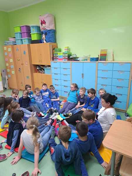 klasa 1a na niebiesko i w kolorowych skarpetkach
