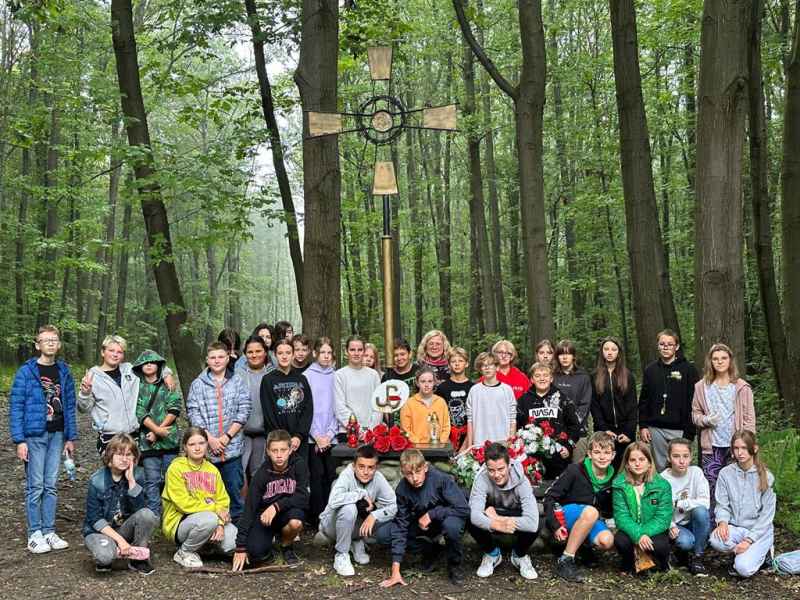 klasa 6b i 7a z nauczycielami