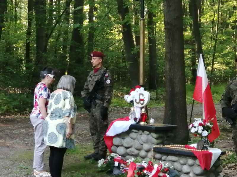  Złożenie wieńca przez przedstawicieli TMZB