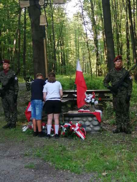 Zapalenie zniczy przez przedstawicieli Szkoły Podstawowej w Janowicach