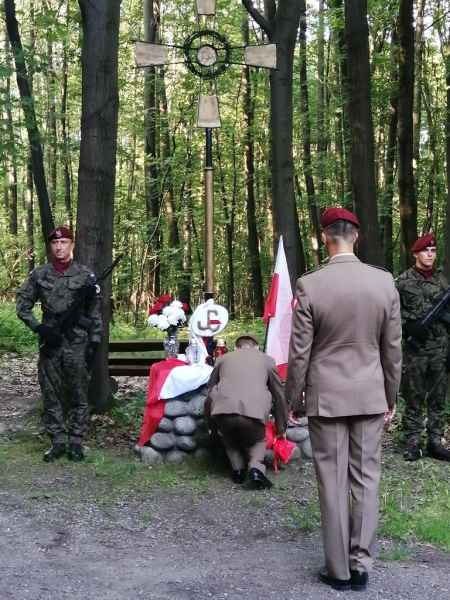 Złożenie wieńca pod Krzyżem Partyzanckim przez przedstawicieli wojska