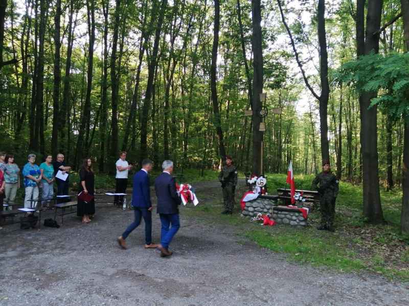 Złożenie wieńca  pod Krzyżem przez posła Przemysława Drabka i radnego powiatowego Łukasza Pasierbka