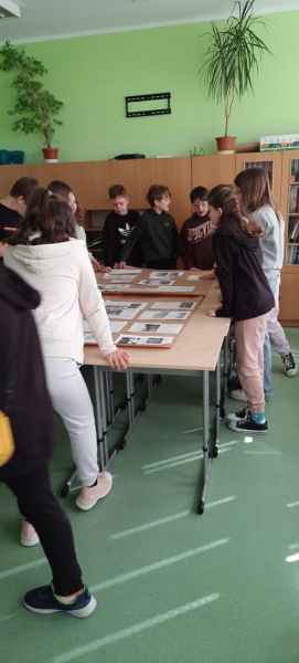 klasa 5a pracuje nad gazetką